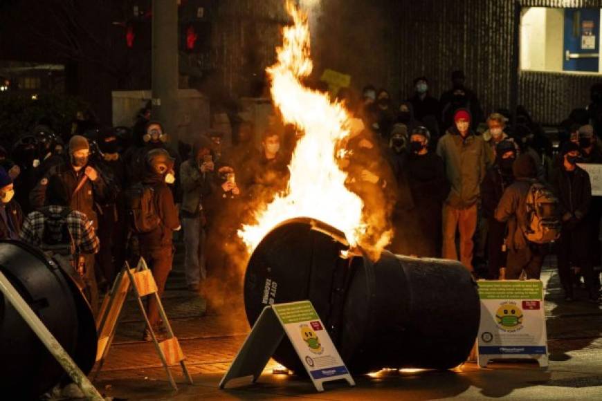 Cientos de manifestantes de Antifa realizaron saqueos y vandalismo durante una masiva protesta contra la policía en Tacoma, Washington, luego de que un agente atropellara a un manifestante al intentar escapar de una multitud en esa ciudad, informaron medios locales.