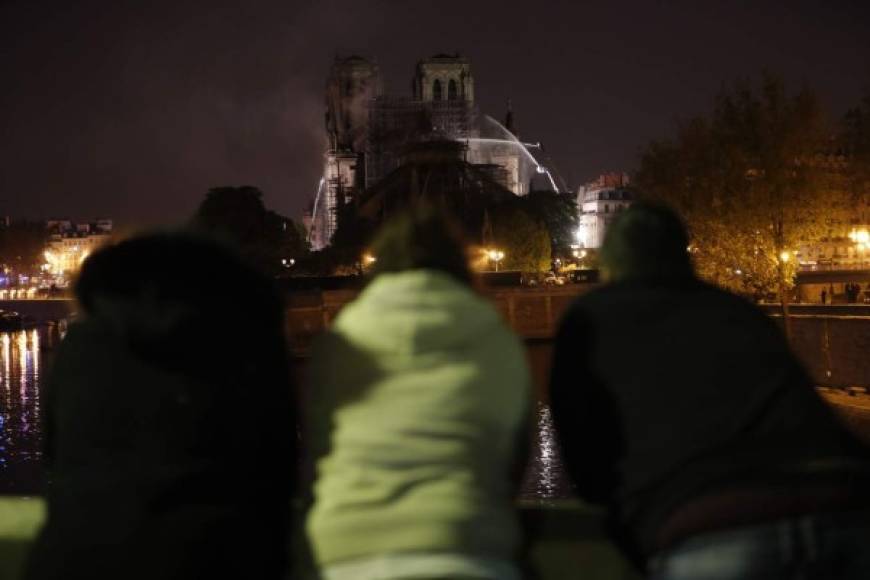 Esta catedral milenaria, una de las más célebres de Occidente, está incluida en la lista del patrimonio mundial de la UNESCO y cada año recibe la visita de casi 14 millones de turistas y peregrinos.