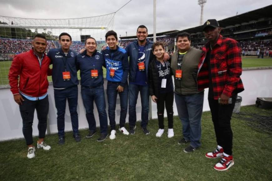 Los legionarios y ex olimpistas Alex López (Alajuelense) y Alberth Elis (Houston Dynamo) posaron con aficionados del Motagua.