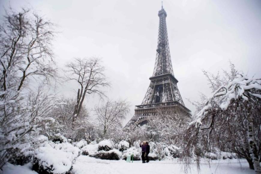 La torre Eiffel fue cerrada a los visitantes debido a las malas condiciones meteorológicas, anunció la empresa que gestiona el monumento más emblemático de París cuando la capital y sus alrededores están en alerta naranja por nieve y hielo.