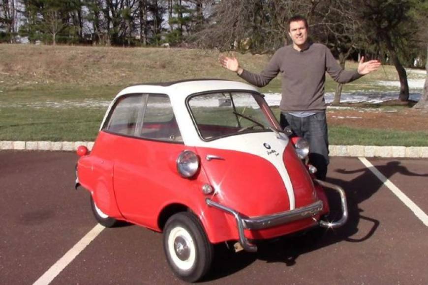 BMW ISETTA.<br/>Las firma alemana BMW es conocida por sus elegantes y potentes autos, pero de vez en cuando crea alguna que otra novedad compacta y los años 60 fueron una época muy loca de todos modos. Así que aquí está, el BMW Isetta y aunque no lo crean, podía sentar cómodamente a dos personas (bueno, lo de cómodamente es un decir). Los alemanes no son ajenos a poner las cosas en lugares inusuales en sus autos (¿el VW con motor atrás?). Pues el Isseta es otro ejemplo de eso, ya que para entrar a este minicoche de tres ruedas, había que entrar por una puerta en la parte frontal del vehículo. No, en serio, ¿ven esa manija junto al foco? Pues por ahí.