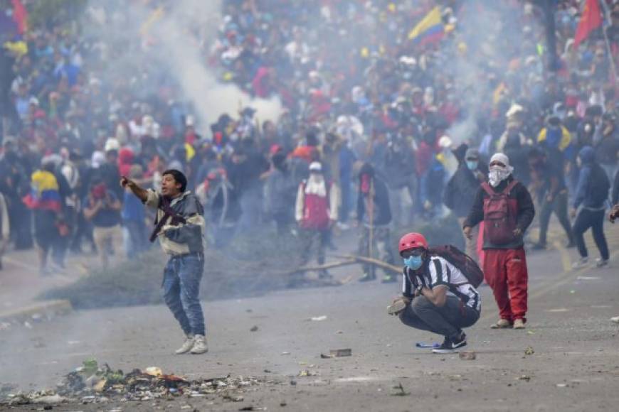 La tensión aumenta este miércoles en Ecuador con una masiva manifestación lideradas por los indígenas en Quito contra el alza de combustible, que ha derivado en violentos choques entre policías y manifestantes.