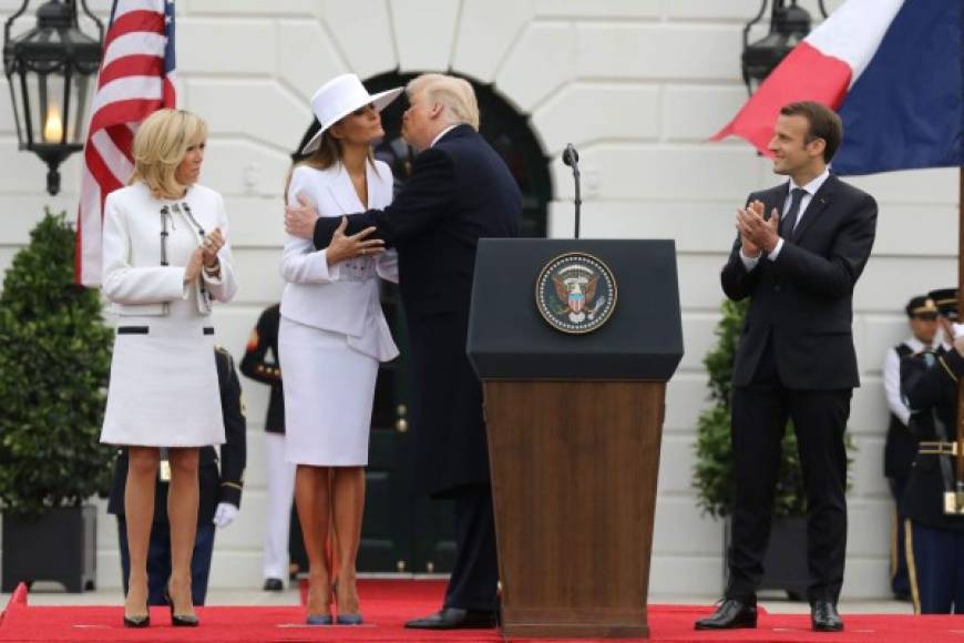 Trump saludó a su esposa al subir al estrado preparado en uno de los jardines de la Casa Blanca.