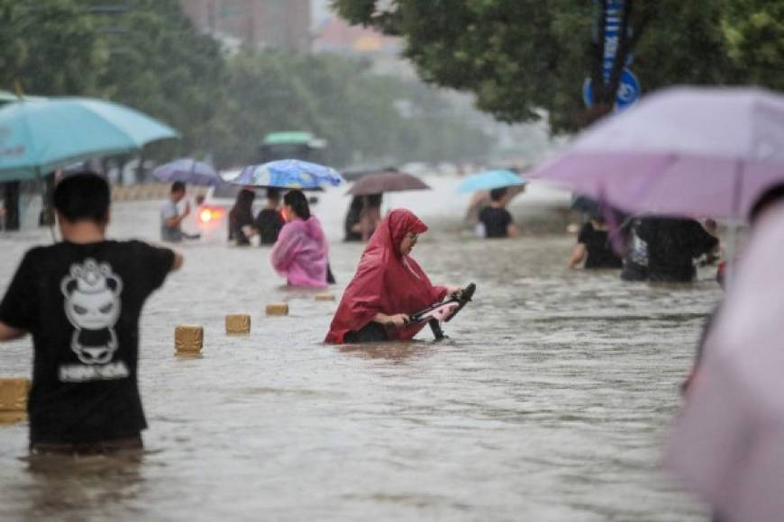 El ejército fue llamado para reforzar las labores de socorro en la capital de la populosa provincia de Henan, que ha recibido en tres días el equivalente a un año de lluvia.