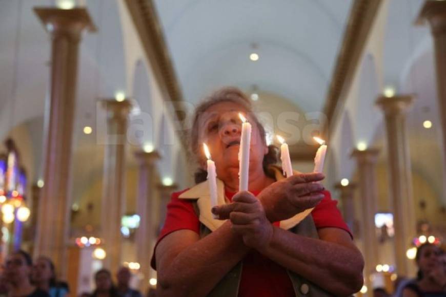 La misa fue celebrada por el cardenal salvadoreño, Gregorio Rosa Chávez, quien lamentó hoy la violencia que afecta tanto a El Salvador como a Honduras.<br/>