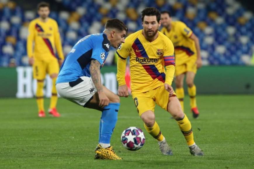 La principal figura del equipo culé Lionel Messi se enfrenta al defensa italiano Giovanni Di Lorenzo