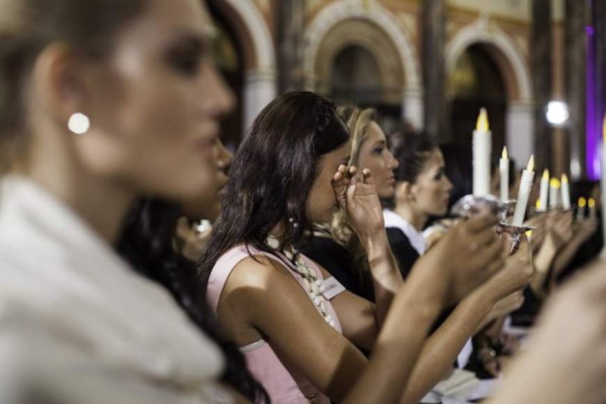 Varias misses se conmovieron hasta las lágrimas. Con oraciones en portugués, inglés y mandarín, las concursantes pidieron justicia tras la muerte de María José y su hermana.