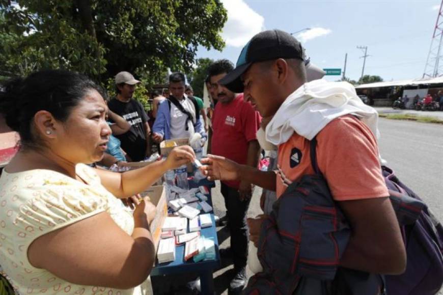 Voluntarios mexicanos también repartieron medicamentos a los agotados migrantes.