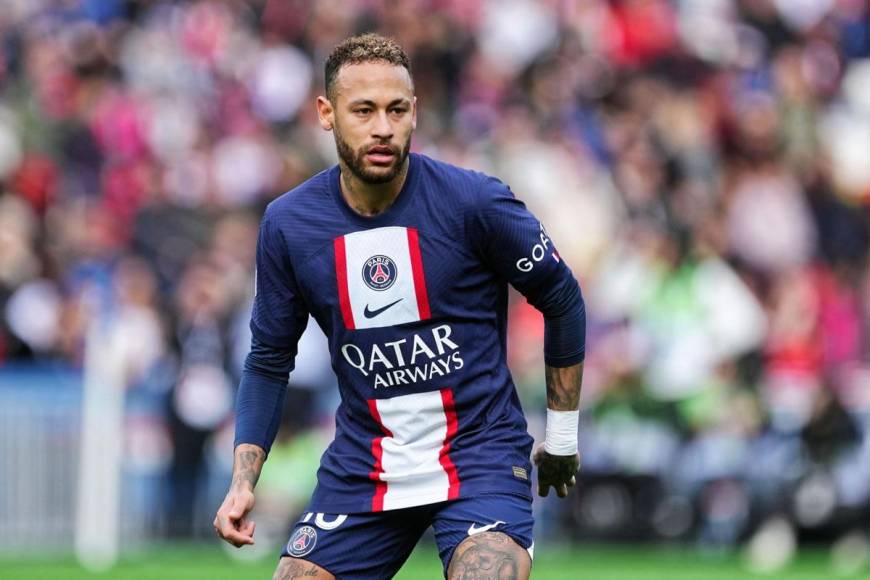 Se rumorea que el Manchester United tiene la intención de conseguir la cesión de Neymar y pagar la totalidad de su salario durante su estancia en el club, aunque el PSG estaría considerando la posibilidad de vender al crack brasileño de forma definitiva.