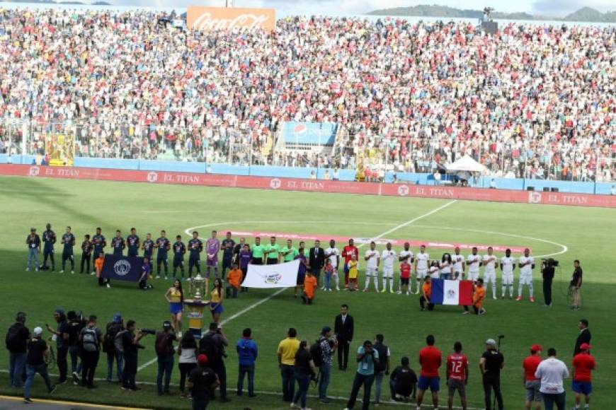 El himno nacional de Honduras se entonó previo al inicio del partido Olimpia-Motagua.
