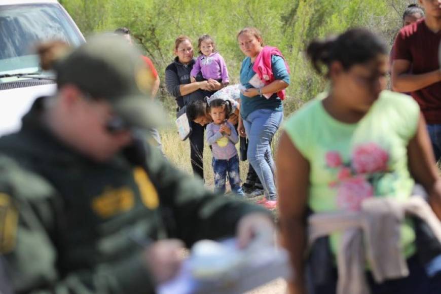 Entre el 19 de abril y el 31 de mayo, un total de 1.995 menores de 18 años fueron separados de los familiares adultos que les acompañaban, de acuerdo con datos del Departamento de Seguridad Nacional (DHS, en inglés).