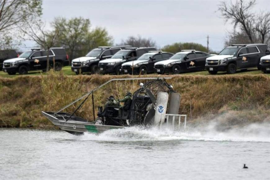 La Patrulla Fronteriza, que vigila de cerca el cruce fronterizo en Eagle Pass, Texas, acudió al rescate de los migrantes.