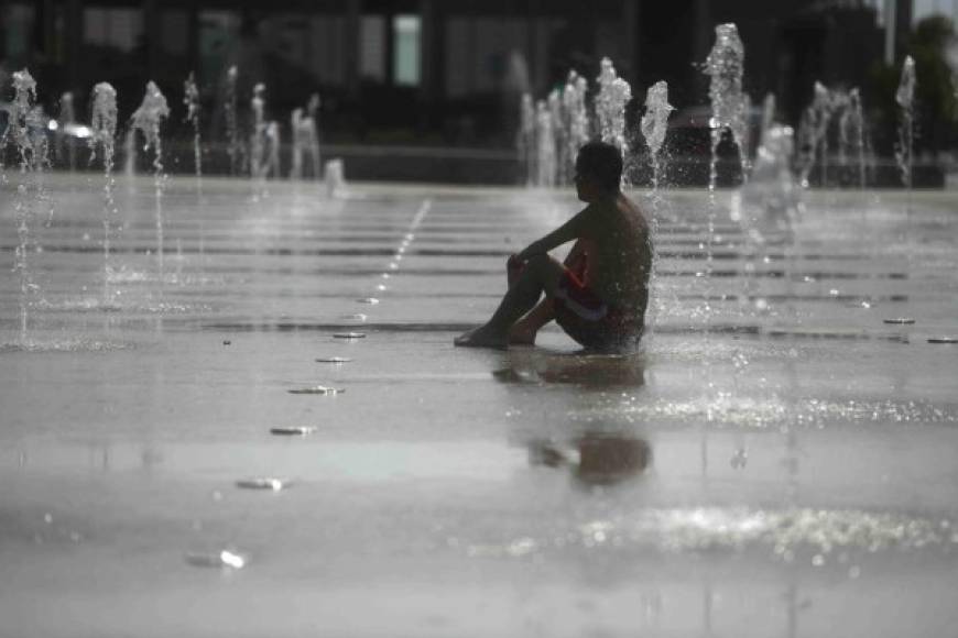 Para hoy, el Instituto Portugués del Mar y del Ambiente prevé una máxima para Évora (en la frontera con la zona española de Badajoz) de 45ºC, que el sábado podría llegar a los 47ºC, una de las más altas de su historia.