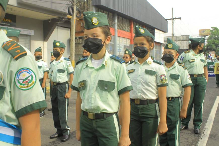 Estudiantes del Liceo Militar de Honduras de cuarto y quinto grado desfilaron vistiendo su distintivo uniforme diario de clases.