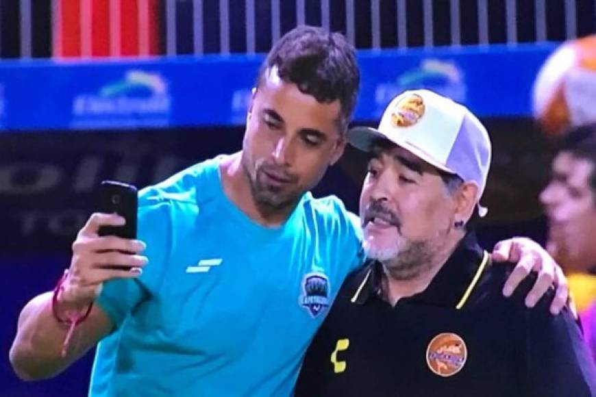 El Cuerpo técnico y jugadores de Cafetaleros de Tapachula le pidieron selfies a Diego Maradona