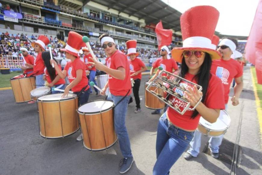 Música, gritos y algarabía es el ambiente que se vive en el estadio Nacional de Tegucigalpa.