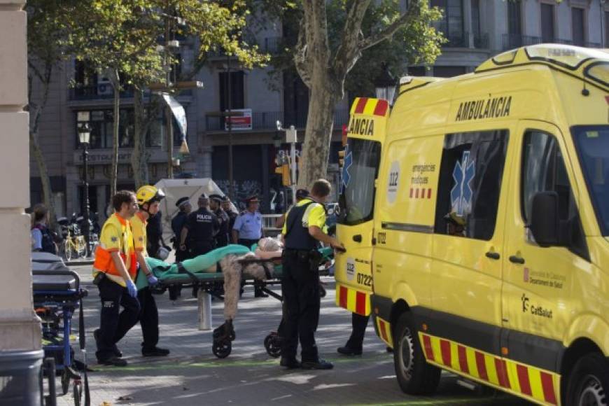 Las autoridades han reportado que 80 personas fueron hospitalizadas tras el atropello masivo en Las Ramblas.