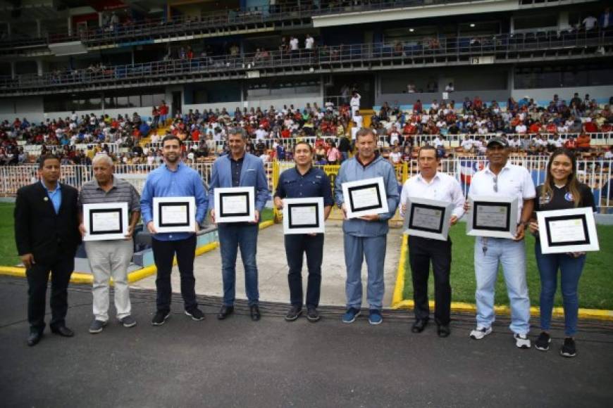 En los actos protocolares hubo reconocimientos para varios personajes, entre ellos el entrenador del Motagua, Diego Vázquez, y el exportero argentino Carlos Prono.