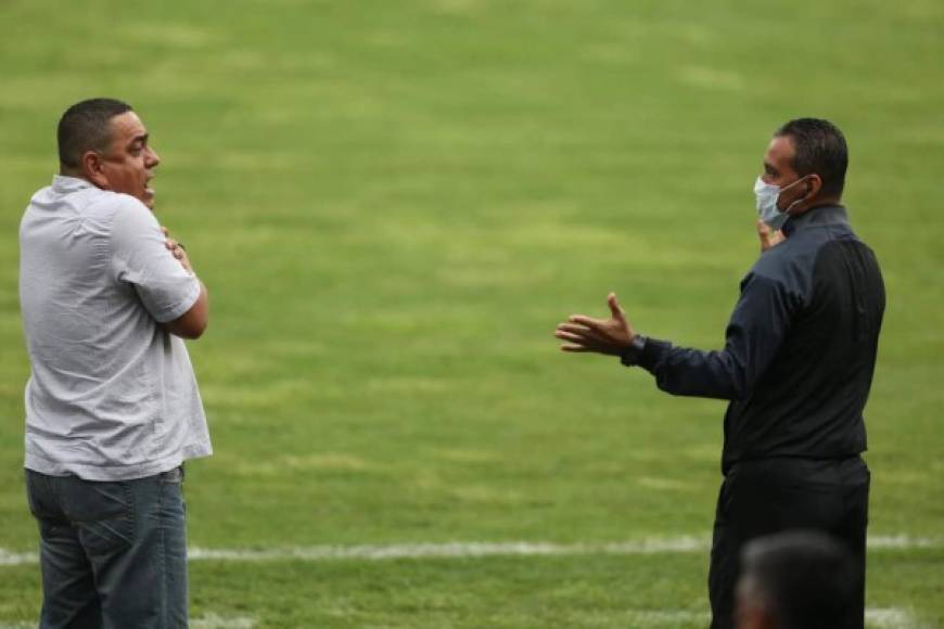 Jhon Jairo López, entrenador del Platense, reclamando al cuarto árbitro del partido ante UPN, Melvin Matamoros.