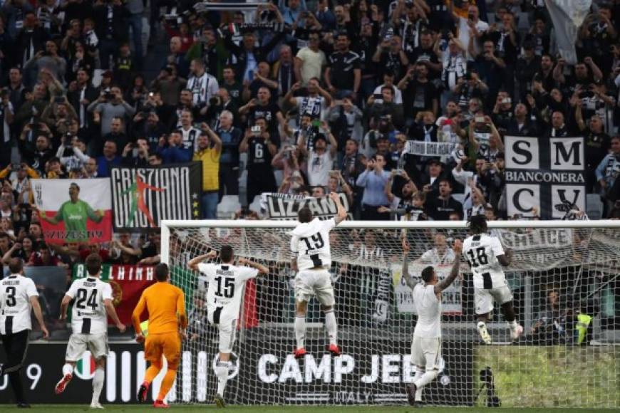 Los jugadores de la Juventus celebraron el título con sus aficionados en el Allianz Arena.