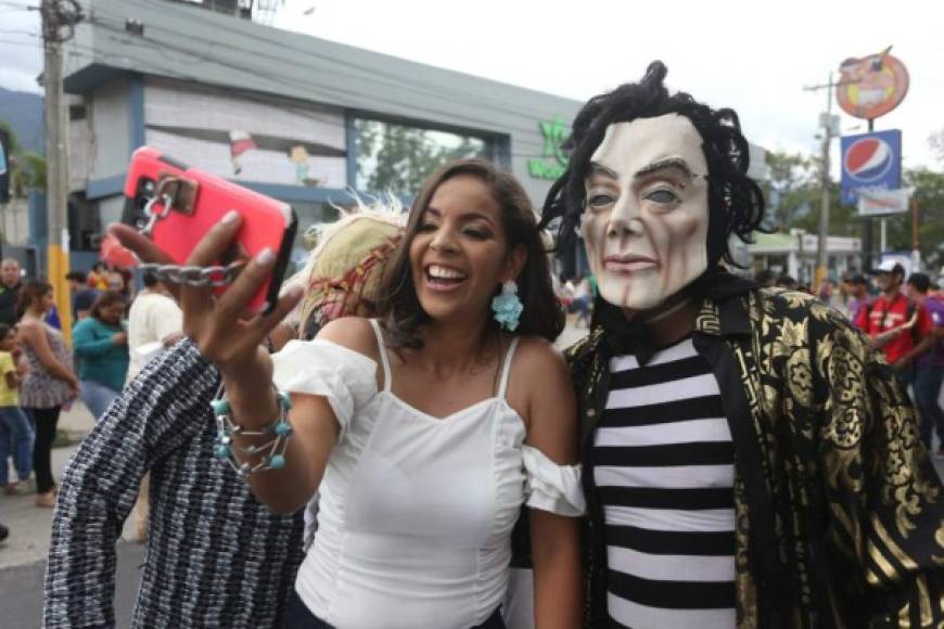 Esta bella mujer se robó las miras cuando se tomó una selfi con mojiganga en el desfile de carnaval de San Pedro Sula.