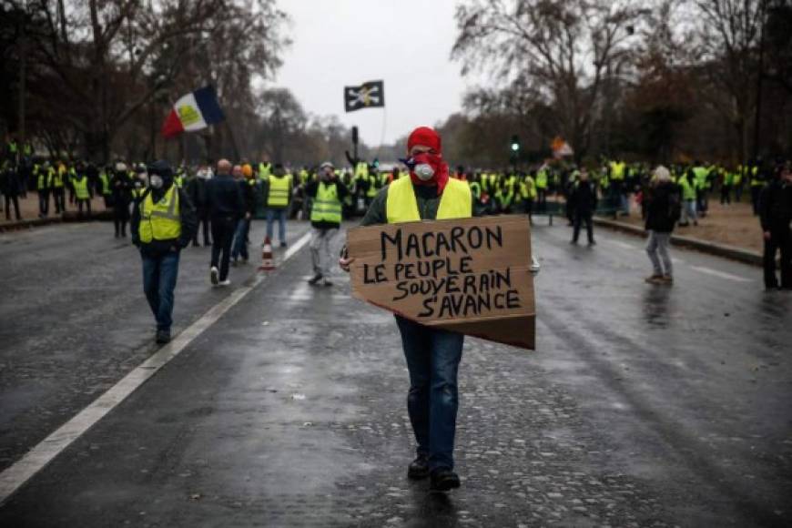 Hoy esta zona acomodada del centro de París ve sus edificios con grafitis anti-Macron y mientras la policía y los bomberos retiran los últimos vehículos calcinados, los obreros intervienen barriendo los cristales rotos que se amontonan en las calles.<br/><br/>Los vecinos y algún que otro curioso toman fotografías de una escena que muchos dan por hecho que volverán a ver el próximo sábado, cuando los 'chalecos amarillos' llaman a una nueva manifestación.