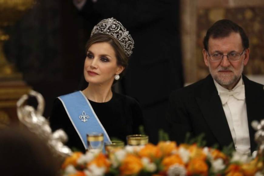 Para eclipsar a Awada, Letizia utilizó por primera vez la diadema más valiosa del joyero real: la de Flor de Lis, la tiara de las reinas de España.