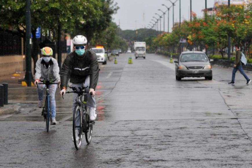 Durante varios días se vieron cadáveres en las calles o viviendas envueltos en plásticos y a un sistema hospitalario desfinanciado y colapsado, con médicos y enfermeras dentro que terminaron avasallados por el virus. En los exteriores de los centros sanitarios hiede a muerte, y ya es común ver largas filas de vehículos con ataúdes de cartón esperando ingresar a los cementerios.