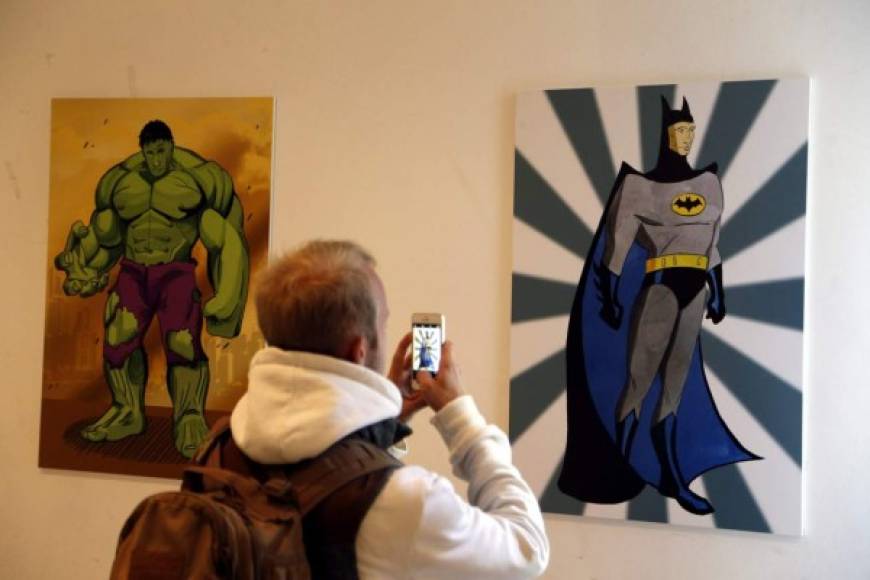 Un talentoso artista ilustró al mandatario como Hulk y Batman.