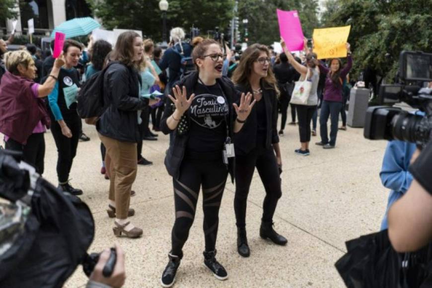 Feministas se unieron a las protestas en Washington defendiendo a las víctimas de acoso o agresión sexual.