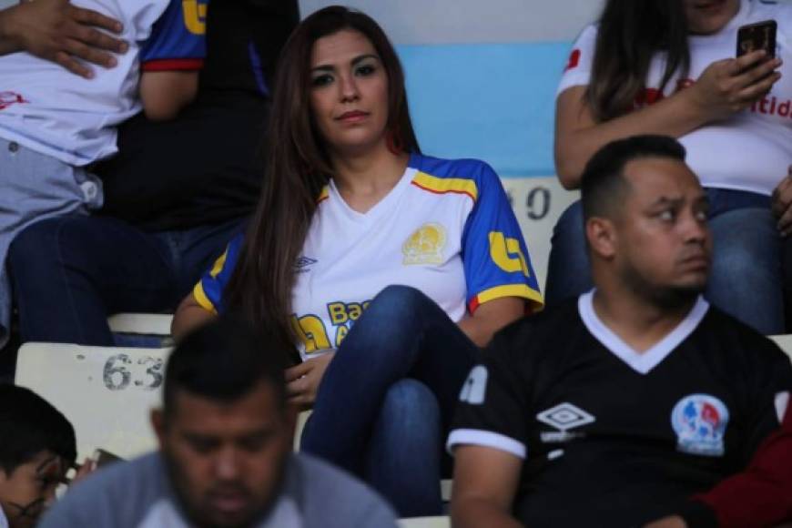 Una guapa aficionada del Olimpia en el estadio Nacional.