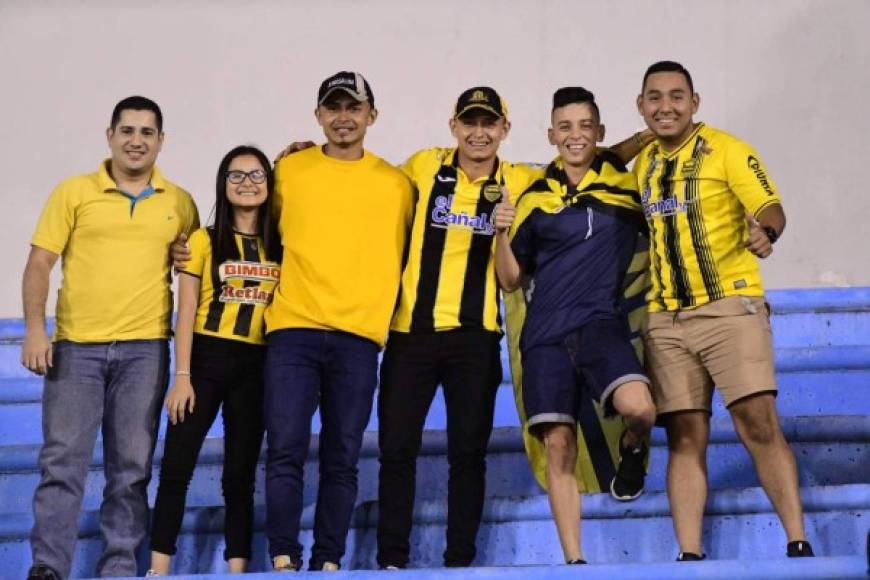 Aficionados aurinegros apoyando a su Real España.