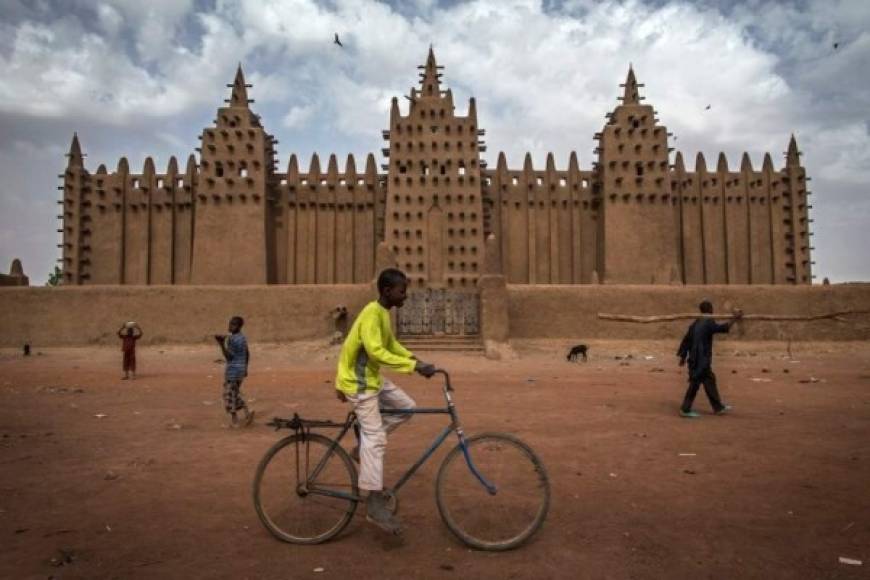República de Malí: Es un estado sin litoral situado en África Occidental. Es el octavo país más extenso de África y por ahora no reporta casos positivos de coronavirus.