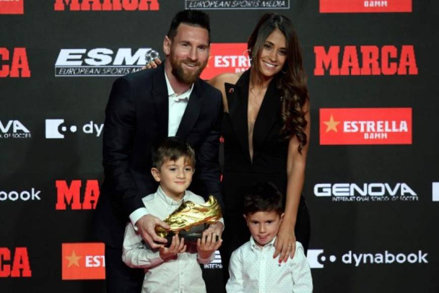Messi junto a la siempre hermosa Antonella Roccuzzo, Mateo y Thiago.