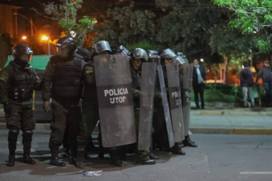 Los incidentes también alcanzaron ciudades del centro, sur y norte del país. En Riberalta, departamento Beni (noreste), los manifestantes destruyeron una estatua del fallecido mandatario venezolano Hugo Chávez, aliado de Morales.