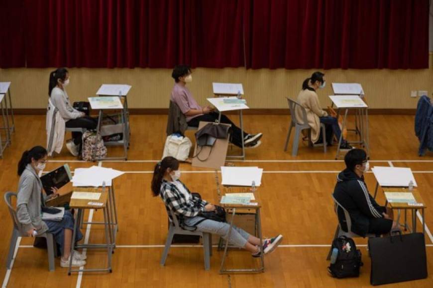 En las imágenes publicadas por el Periódico de Pekín, los estudiantes están en clases separados unos de otros y llevan mascarilla.