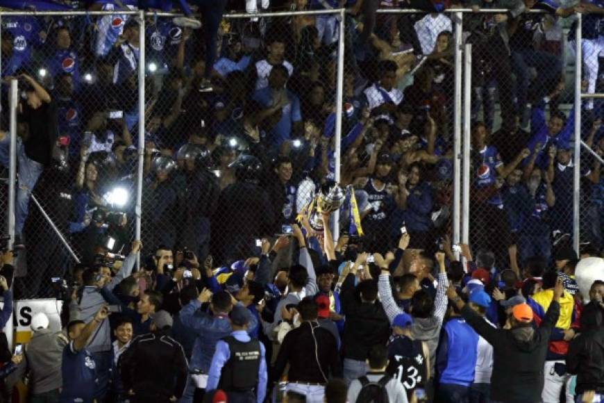 Los jugadores del Motagua ofrecieron el trofeo de campeones a los aficionados.