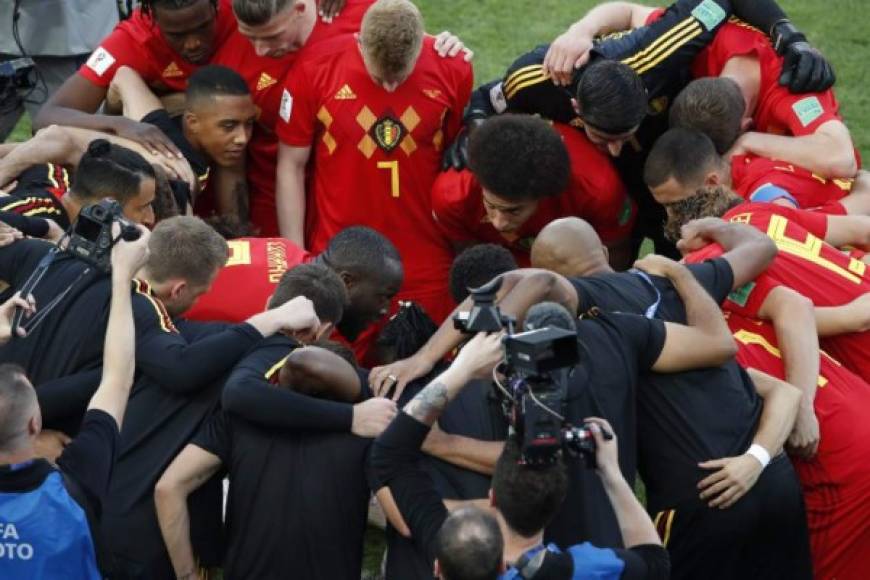 Los jugadores de la selección de Bélgica se reúnen antes del encuentro con Panamá.