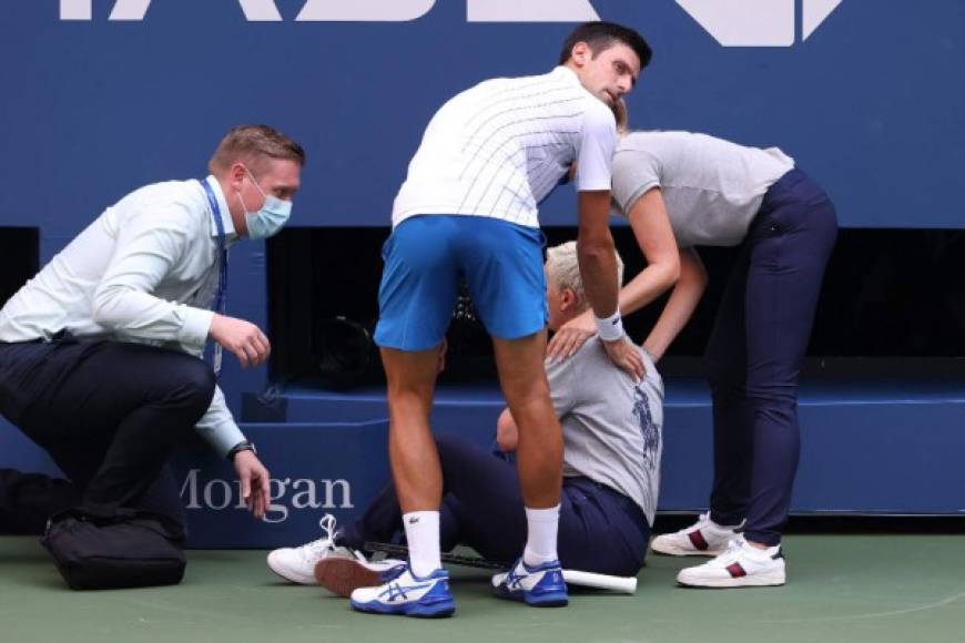 Frustrado después de perder su servicio ante Carreño, que daba ventaja 6-5 al español en el primer set, Djokovic sacó una pelota del bolsillo y la lanzó hacia la pared, golpeando, de forma aparentemente involuntaria, en el cuello a una jueza de línea, que cayó al suelo dando un grito de dolor.