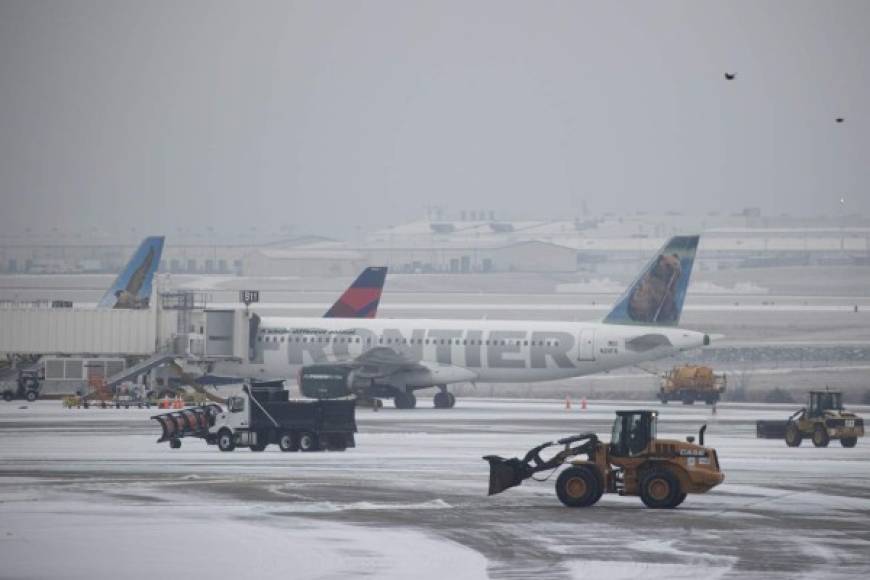 El aeropuerto internacional que sirve a Austin, capital de Texas, anunció la cancelación de todos los vuelos debido al 'tiempo histórico' y el George Bush Intercontinental de Houston también fue cerrado.