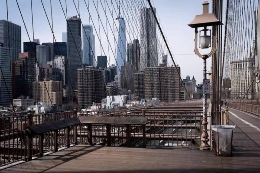 Transeúntes caminan por la estación de metro de la plaza de Union Square, este jueves en el centro de Manhattan, Nueva York (EE.UU).