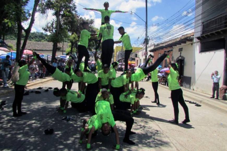 Alumnos realizaron pirámides humanas en Danlí.