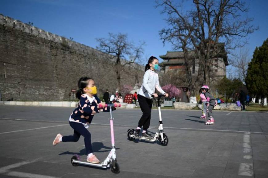 En Beijing los niños regresaron a los parques y a las escuelas luego de que China lograra aplanar la curva de contagios del Covid 19.