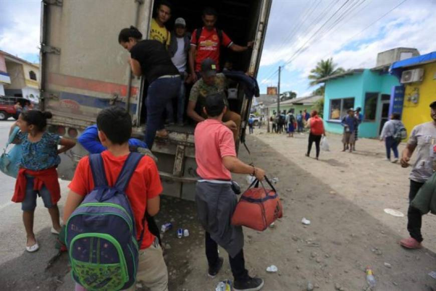 La nueva caravana de migrantes ya llegó a la frontera con Guatemala, donde las autoridades de Honduras han reforzado la seguridad; sin embargo, pese al retén de la Policía el primer grupo de la caravana sigue avanzando. Imagen EFE<br/><br/>Las autoridades hondureñas han pedido a los inmigrantes desistir de su pretensión de salir del país con la idea de llegar a Estados Unidos, pero no han tenido un resultado positivo.