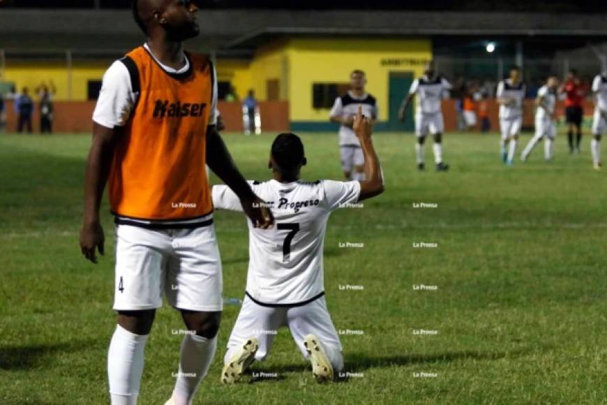 Frelys López, el héroe de la salvación del Honduras Progreso, agradeciendo a Dios por la victoria.