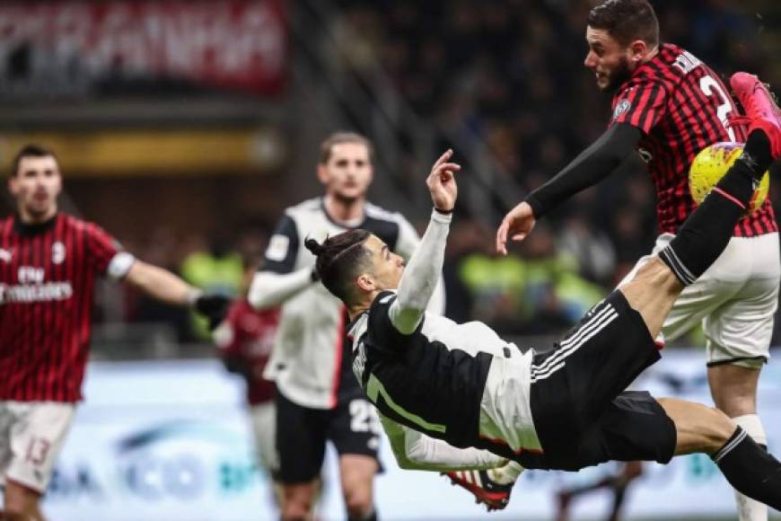 Cristiano Ronaldo le pegó de esta manera acrobática y el balón dio en la mano del defensa italiano Davide Calabria. Foto AFP