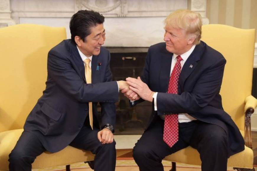 EL LARGO APRETÓN A SHINZO ABE<br/>Uno de los primeros líderes con el que Donald Trump se reunió fue con el primer ministro de Japón, Shinzo Abe. Trump parecía estar tan emocionado en ese momento que no soltaba la mano del pobre Shinzo, quien solo pudo sonreír mientras soportaba la tortura de aquel saludo.