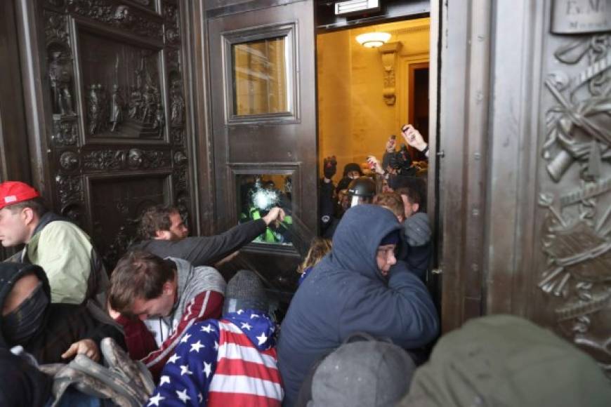 WASHINGTON, DC - JANUARY 06: Protesters attempt to enter the U.S. Capitol Building on January 06, 2021 in Washington, DC. Pro-Trump protesters entered the U.S. Capitol building after mass demonstrations in the nation's capital during a joint session Congress to ratify President-elect Joe Biden's 306-232 Electoral College win over President Donald Trump. Tasos Katopodis/Getty Images/AFP<br/><br/>== FOR NEWSPAPERS, INTERNET, TELCOS & TELEVISION USE ONLY ==<br/><br/>