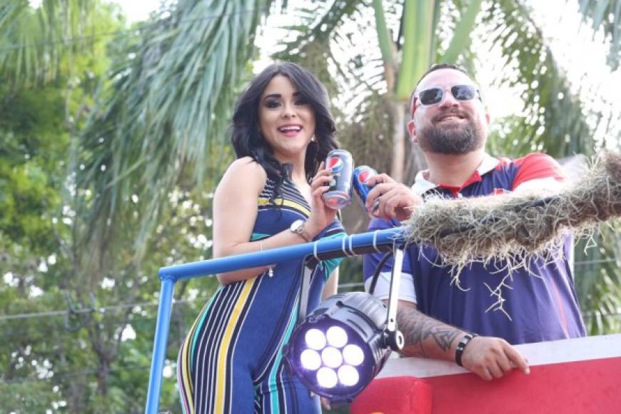 Ónice Flores y DJ Allan V, junto a Cristian Castillo, fueron los encargados de poner el ambiente en la carroza Pepsi.