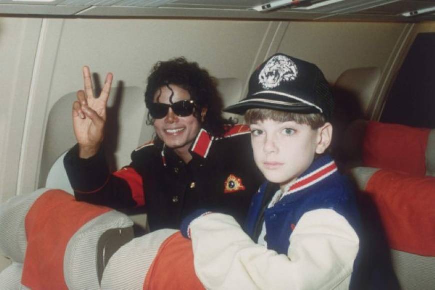 El cantante Michael Jackson y James Safechuck en una foto de archivo. Ambos grabaron un comercial para Pepsi.